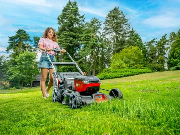 Акумулаторна косачка MTF LMA 51-60T 60V – при косене на тревна площ