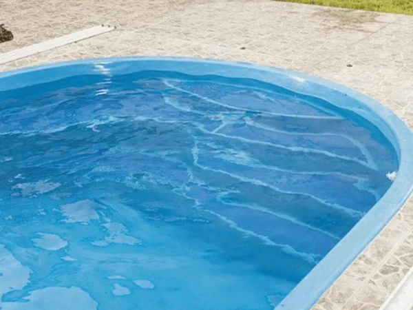 Басейн Ikaros с филтрация и осветление – водна повърхност отблизо