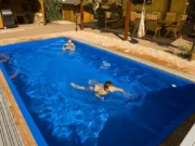 Басейн Pegas с филтрация и осветление – плувец във водата