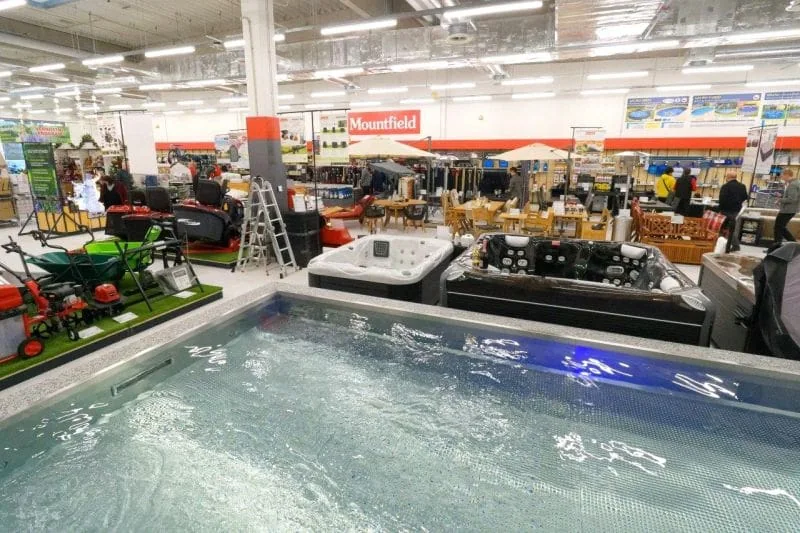 Изложба на джакузита и басейни в хипермаркет Mountfield