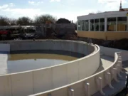 Басейни RockPool PUBLIC – извита стена с вода