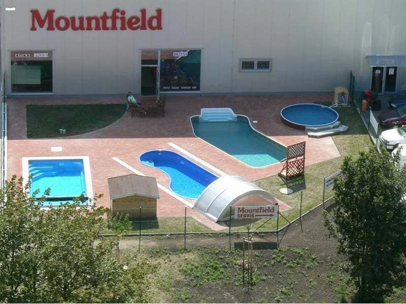 Изложбена площадка на Mountfield с басейни и телескопично покритие