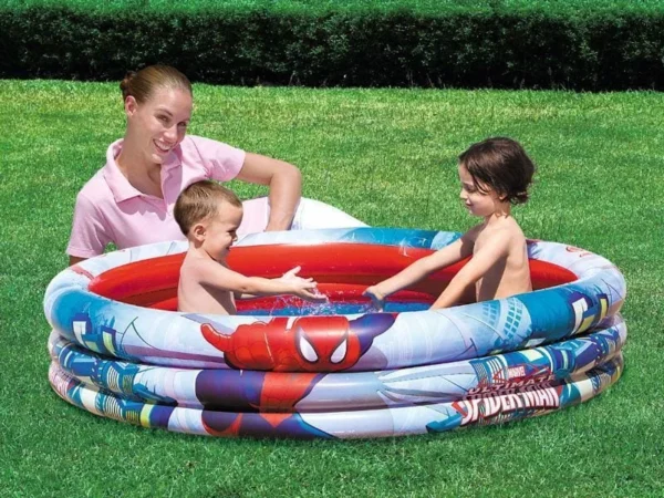 Надуваем детски басейн Bestway Spiderman 122 х 30 см – деца в басейна