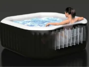 Надуваемо джакузи Intex Pure Spa™ Jet & Bubble Deluxe – с човек във водата