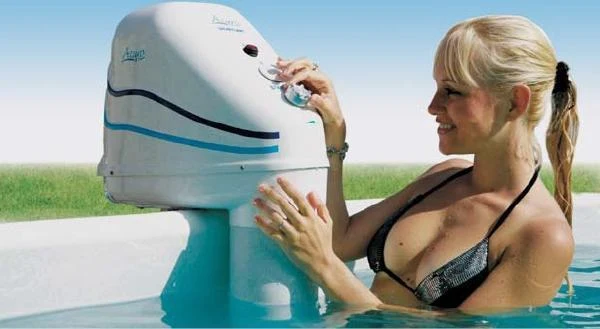 Azuro Jet 50 în timpul utilizării într-o piscină