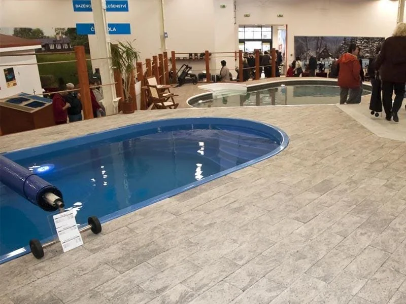 Шоурум на Mountfield с вграден басейн и ролка за покривало