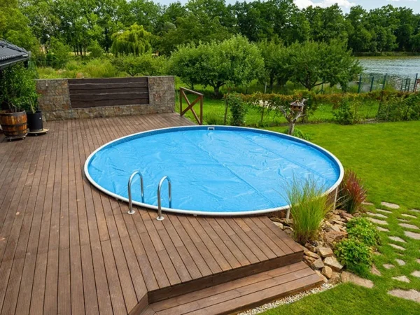 Термо-покривало 180 µ за кръгъл басейн 6,4 м – върху басейн в градина
