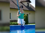 Вакуумна четка Tri‑Vac за басейн – при почистване в градински басейн