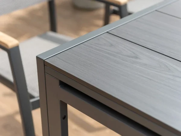 Ecke des Ausziehtisches Essence mit Aluminiumrahmen und Fuß, Nahaufnahme