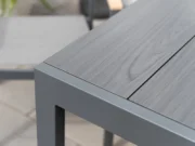 Ecke der Platte Duraboard mit Holzmaserung und Aluminiumrahmen, Tisch Essence