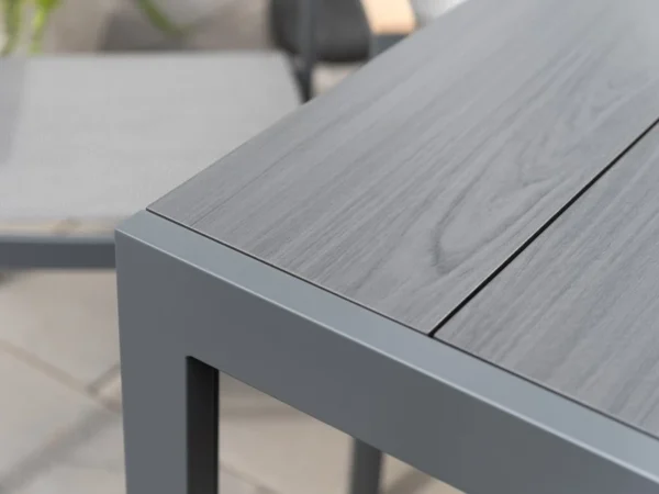 Ecke der Platte Duraboard mit Holzmaserung und Aluminiumrahmen, Tisch Essence