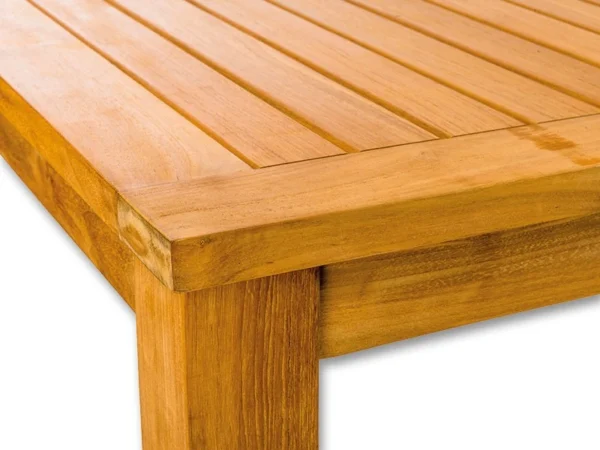 Ecke der Platte und Fuß des Gartentisches Vegas aus Teak aus der Nähe