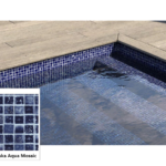 Ενισχυμένο λάινερ Alkor Draka Aqua Mosaic – δείγμα σχεδίου και πισίνα με σκάλα με μπλε ψηφιδωτό