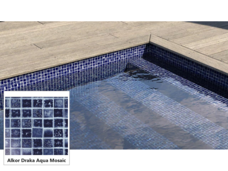 Ενισχυμένο λάινερ Alkor Draka Aqua Mosaic – δείγμα σχεδίου και πισίνα με σκάλα με μπλε ψηφιδωτό