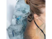 Бурлящая вода из форсунок у плеч женщины в джакузи Everest