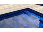 Πισίνα με ενισχυμένο λάινερ Alkor Draka Blue Electric με ψηφιδωτό σε μπλε ηλεκτρίκ δίπλα σε ξύλινο deck