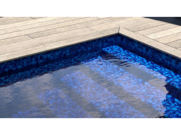 Πισίνα με ενισχυμένο λάινερ Alkor Draka Blue Electric με ψηφιδωτό σε μπλε ηλεκτρίκ δίπλα σε ξύλινο deck