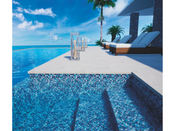 Pool mit armierter Poolfolie Alkor Draka Skyline mit Mosaik aus blaugrauen und türkisfarbenen Fliesen, Terrasse mit Sonnenliegen und Palmen