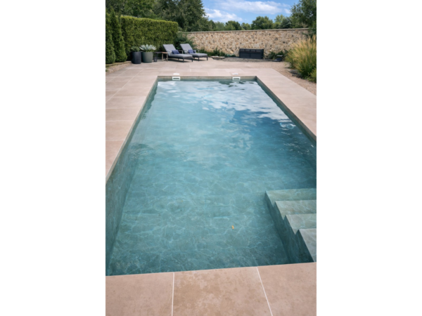 Pool mit Treppe und armierter Poolfolie Cefil Victoria Aurum neben einer Steinmauer