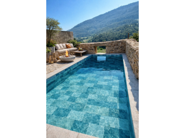 Pool mit armierter Poolfolie Cefil Keramik Bluemoon neben einer Steinmauer und einer Feuerstelle