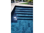 Treppe in einem Pool mit dunkelblauem Wasser und armierter Poolfolie Cefil Keramik Darkstar