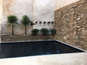 Πισίνα με σκούρο ενισχυμένο λάινερ Cefil Classic Gris Anthracite σε εσωτερική αυλή