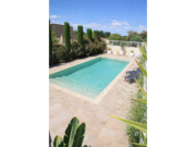 Pool mit Treppe und armierter Poolfolie Cefil Victoria Ocra zwischen Zypressen und beigen Platten