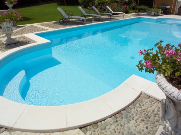 Coronament Standard Sandblasted în jurul unei piscine cu scară romană