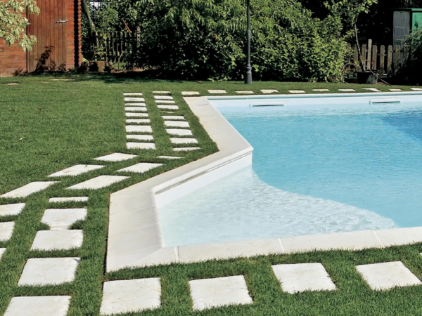 Coronament Standard Sandblasted în jurul unei piscine în grădină