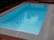 Coronament gri Standard Sandblasted în jurul unei piscine dreptunghiulare