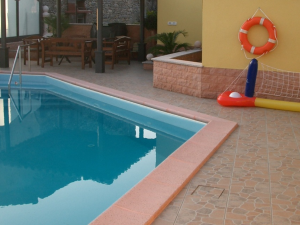 Coronament Standard Sandblasted în jurul unei piscine acoperite