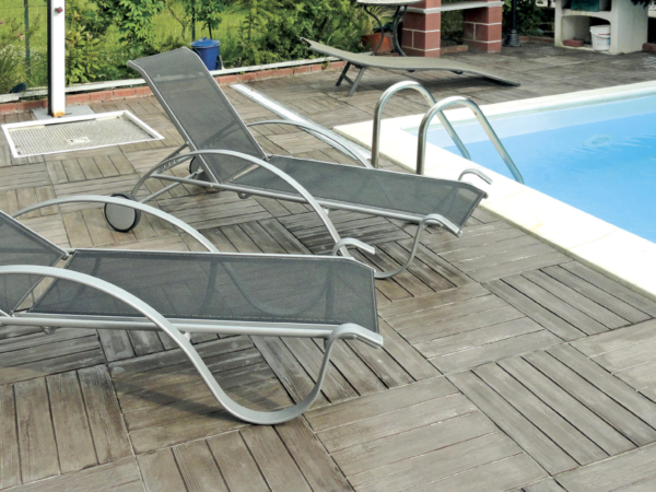 Woodstyle coping stone and paving with sun loungers