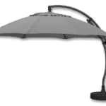 Sonnenschirm Crystal 375 cm mit gebogenem Arm, gezeigt auf einem runden Ständer, Seitenansicht