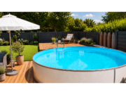 Teilweise eingelassener runder Pool MTH Atlantic Round mit grauen Leisten, grauer Auskleidung und Holzterrasse