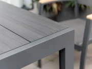Holzmaserung der Platte Duraboard und Aluminiumrahmen des Ausziehtisches Essence