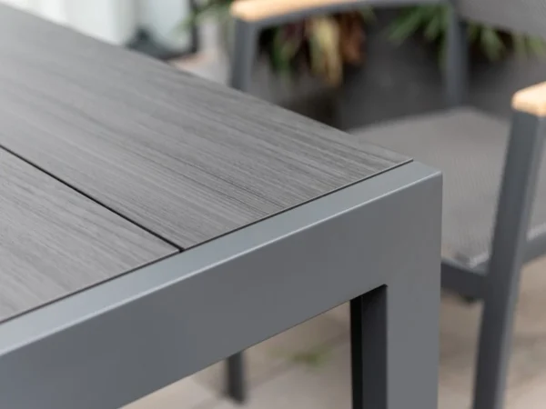 Holzmaserung der Platte Duraboard und Aluminiumrahmen des Ausziehtisches Essence