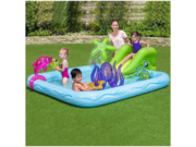 Деца си играят в надуваемия център Bestway Fantastic Aquarium в градината