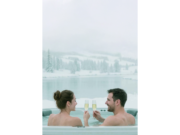 Двойка се отпуска в градинско джакузи Njord Baden сред зимен пейзаж