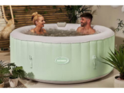 Ein Paar im aufblasbaren Whirlpool Aquamar 4881