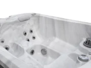Șezlong cu duze și nișă pentru picioare în jacuzzi Emerald Basic, prim-plan