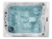 Jacuzzi Emerald Basic văzut de sus, umplut cu apă și cu jeturi în funcțiune