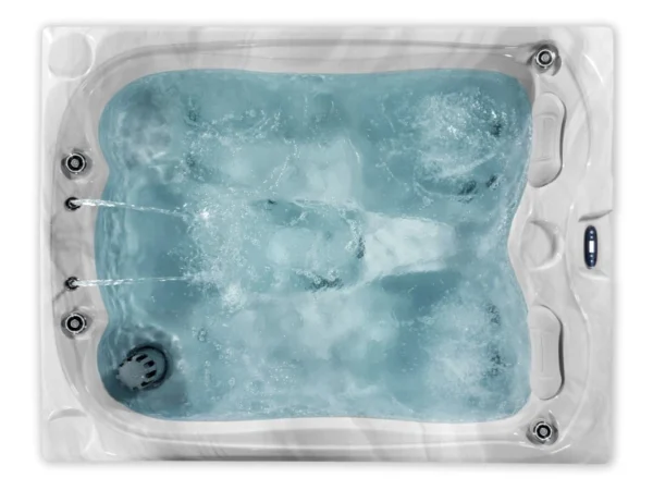 Jacuzzi Emerald Basic văzut de sus, umplut cu apă și cu jeturi în funcțiune