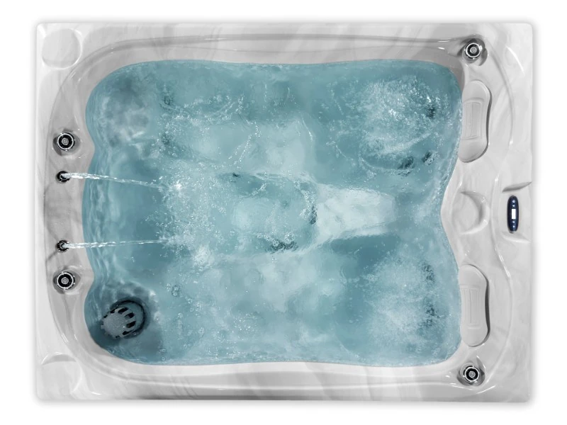 Jacuzzi Emerald Basic văzut de sus, umplut cu apă și cu jeturi în funcțiune