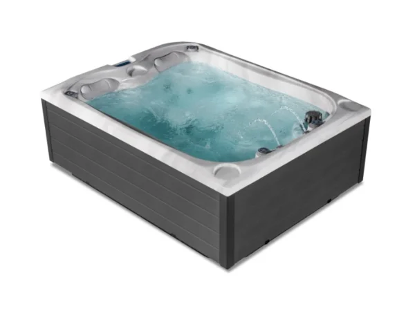 Jacuzzi Emerald Basic umplut, cu apă clocotitoare și două fântâni mici