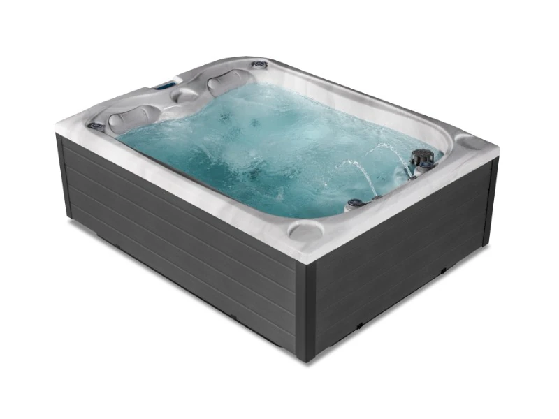 Jacuzzi Emerald Basic umplut, cu apă clocotitoare și două fântâni mici