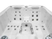 Duze, tetiere și nișa pentru picioare în jacuzzi Emerald, prim-plan din față