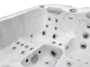 Tetieră, gură de evacuare cromată și duze în jacuzzi Emerald, marmură albă