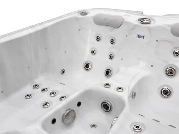 Tetieră, gură de evacuare cromată și duze în jacuzzi Emerald, marmură albă