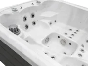 Skimmerul și duzele din jacuzzi Emerald, marmură albă, prim-plan