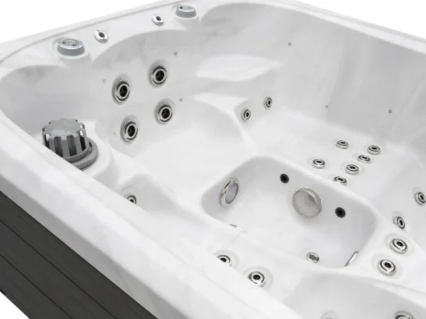 Skimmerul și duzele din jacuzzi Emerald, marmură albă, prim-plan